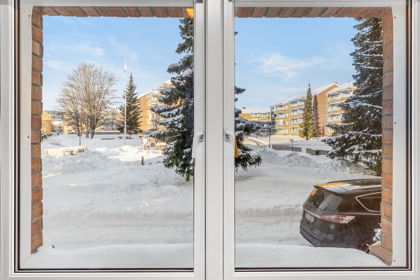 Det store vinduet gir godt lysinnslipp, og ved vinduet kan man plassere f.eks. et lite spisebord for frokosten. Galleribilde