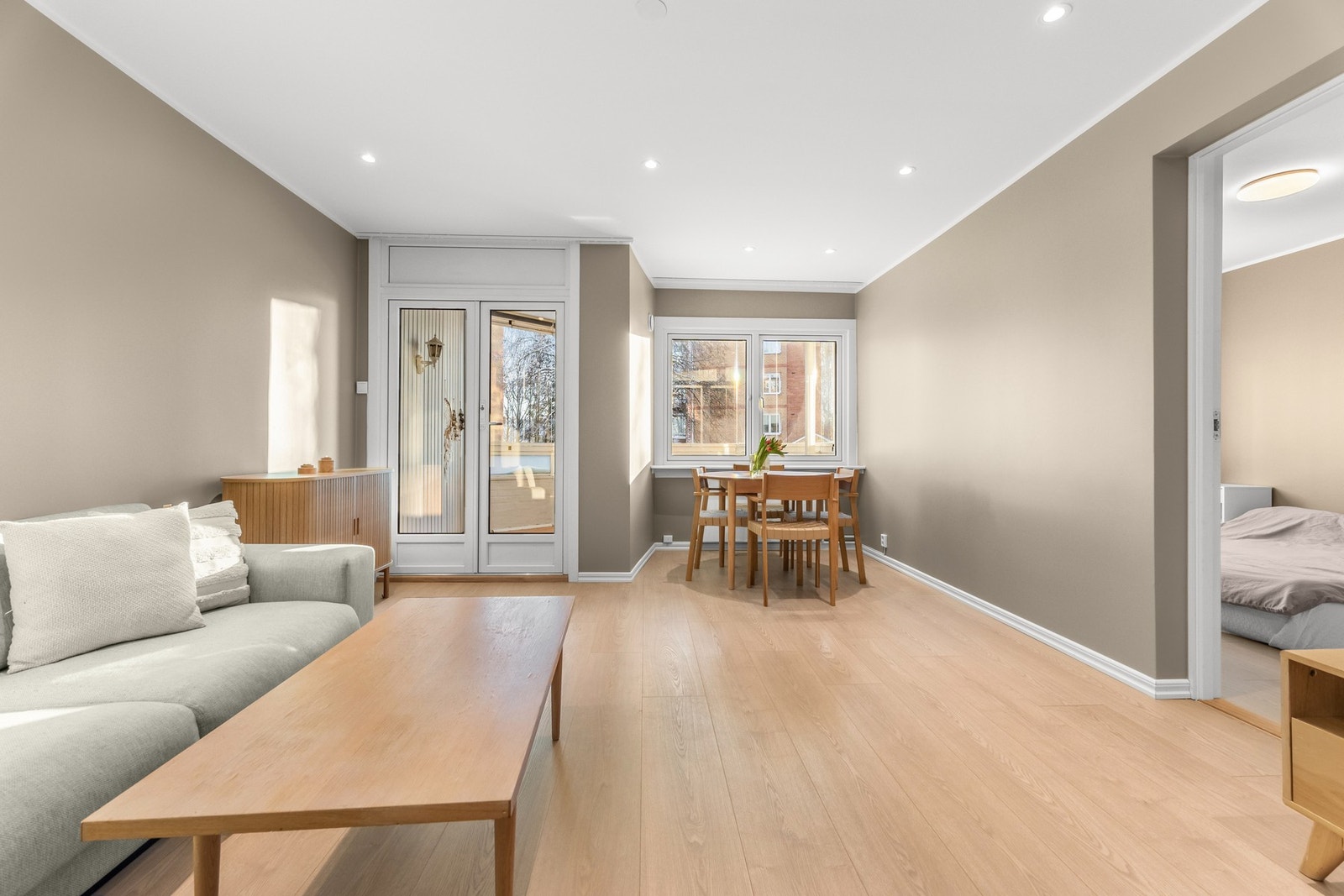 Stuen har en fin utforming med en dedikert plass for spisestuemøblement, og det er videre god plass til både sofa og medievegg. Galleribilde