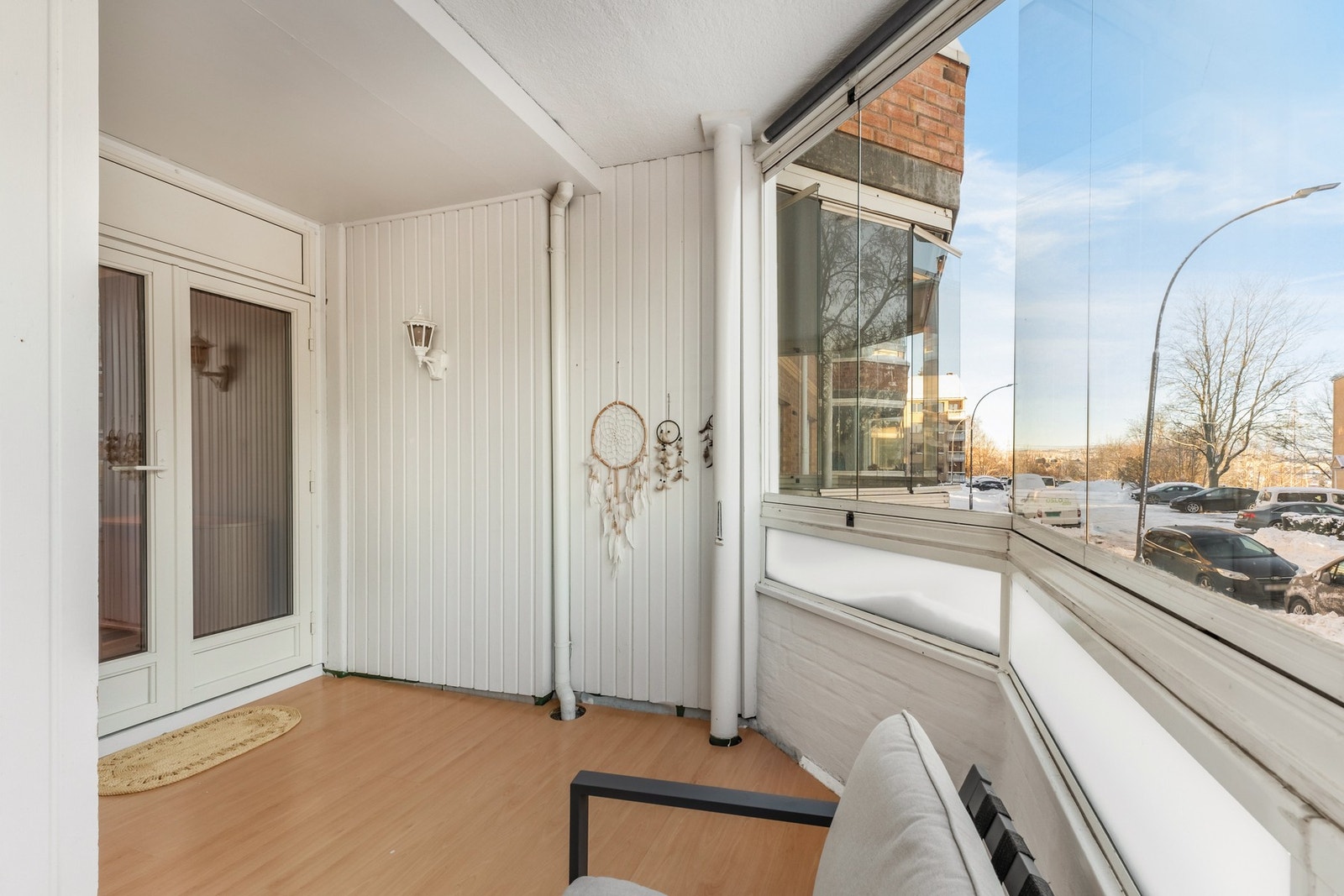 Balkongen oppleves som en forlengelse av stuen og kan brukes både sommer og vinter. Galleribilde