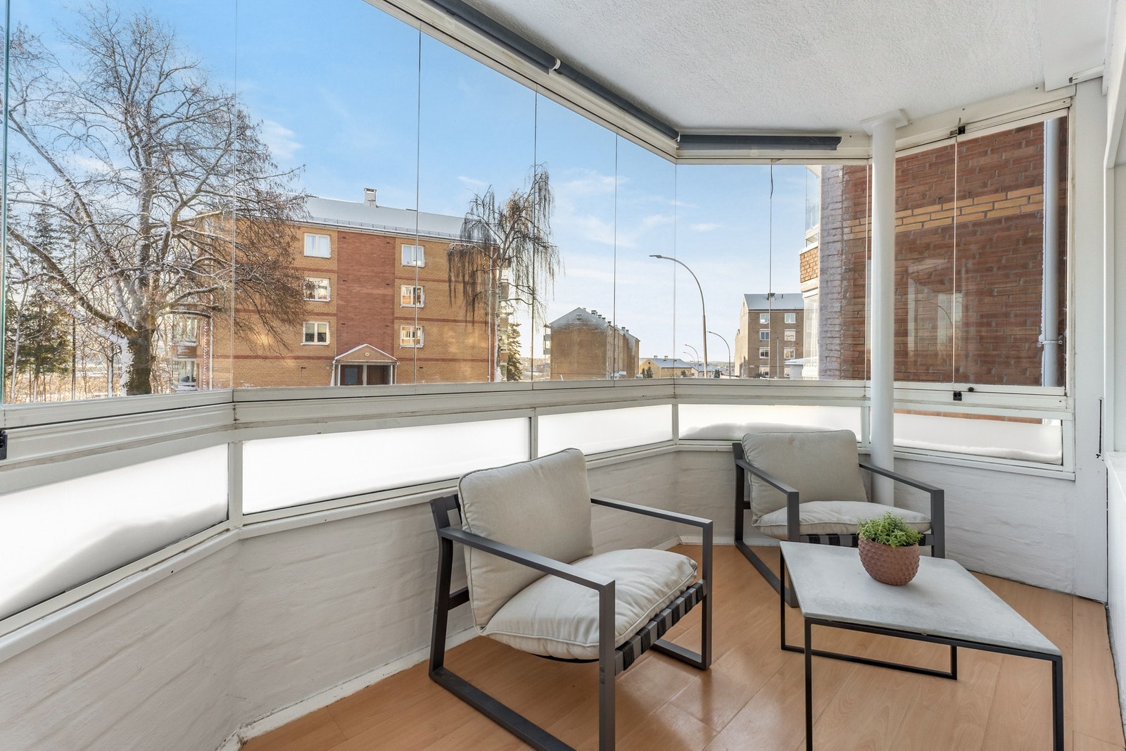 Boligen ligger sentralt til på populære Kalbakken, med kort avstand til alt du trenger i hverdagen. I umiddelbar nærhet finnes fasiliteter som offentlig kommunikasjon, matbutikker, skoler m.m. Galleribilde