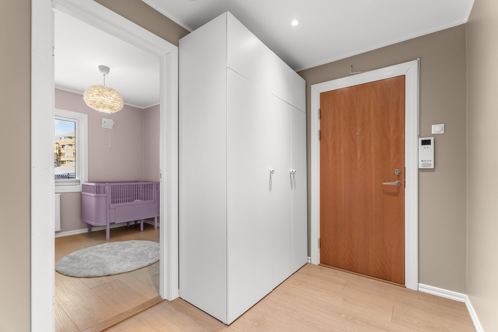 Velkommen til en lys og innbydende entré! Her møter du et naturlig knutepunkt som forbinder boligens øvrige rom. Galleribilde