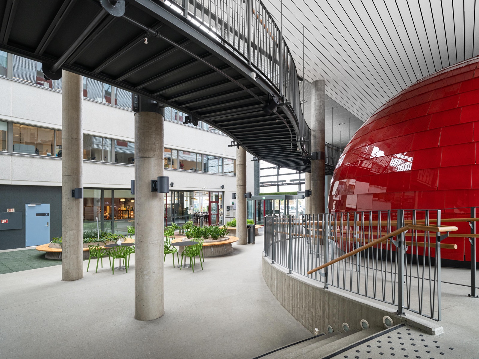 Foajeen ved hovedinngangene. Området er for tiden under oppussing, og vil om kort tid fremstå i ny drakt! Galleribilde