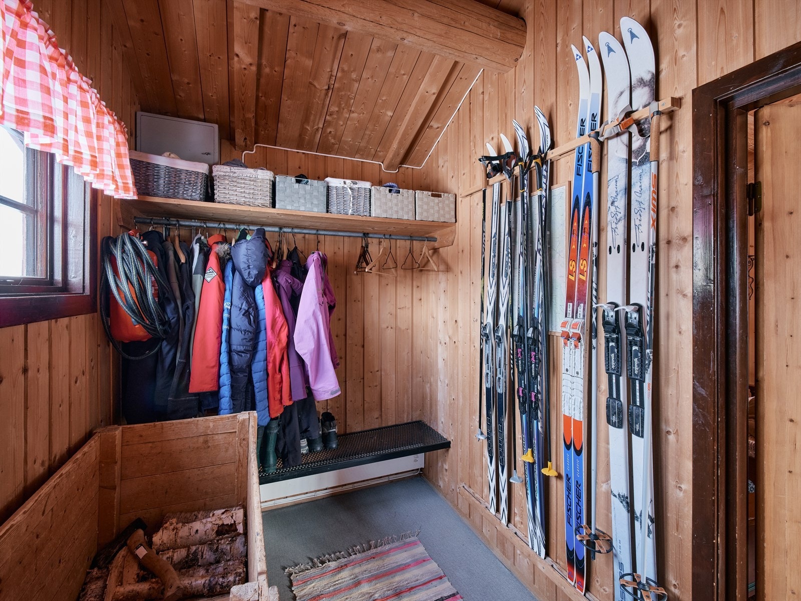 Godt med oppbevaringsplass i gangen. Galleribilde