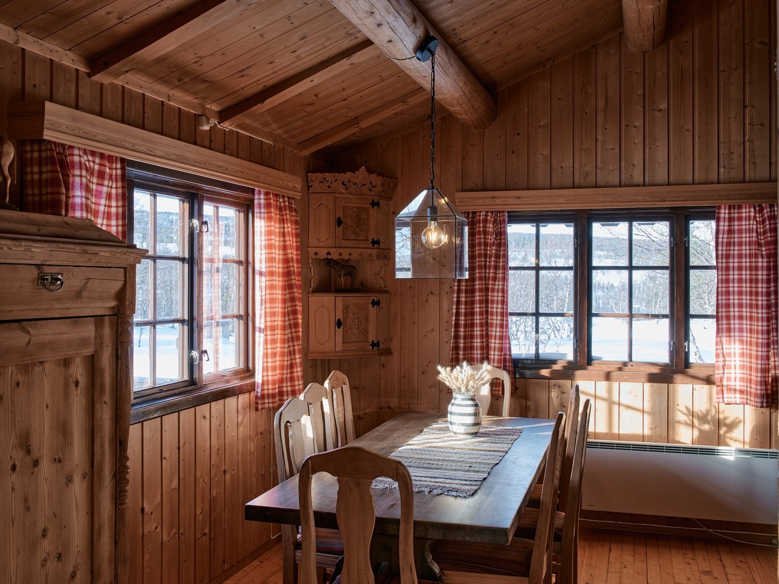 Fra spisebordet kan man nyte nydelig utsikt mot Rondane. Galleribilde