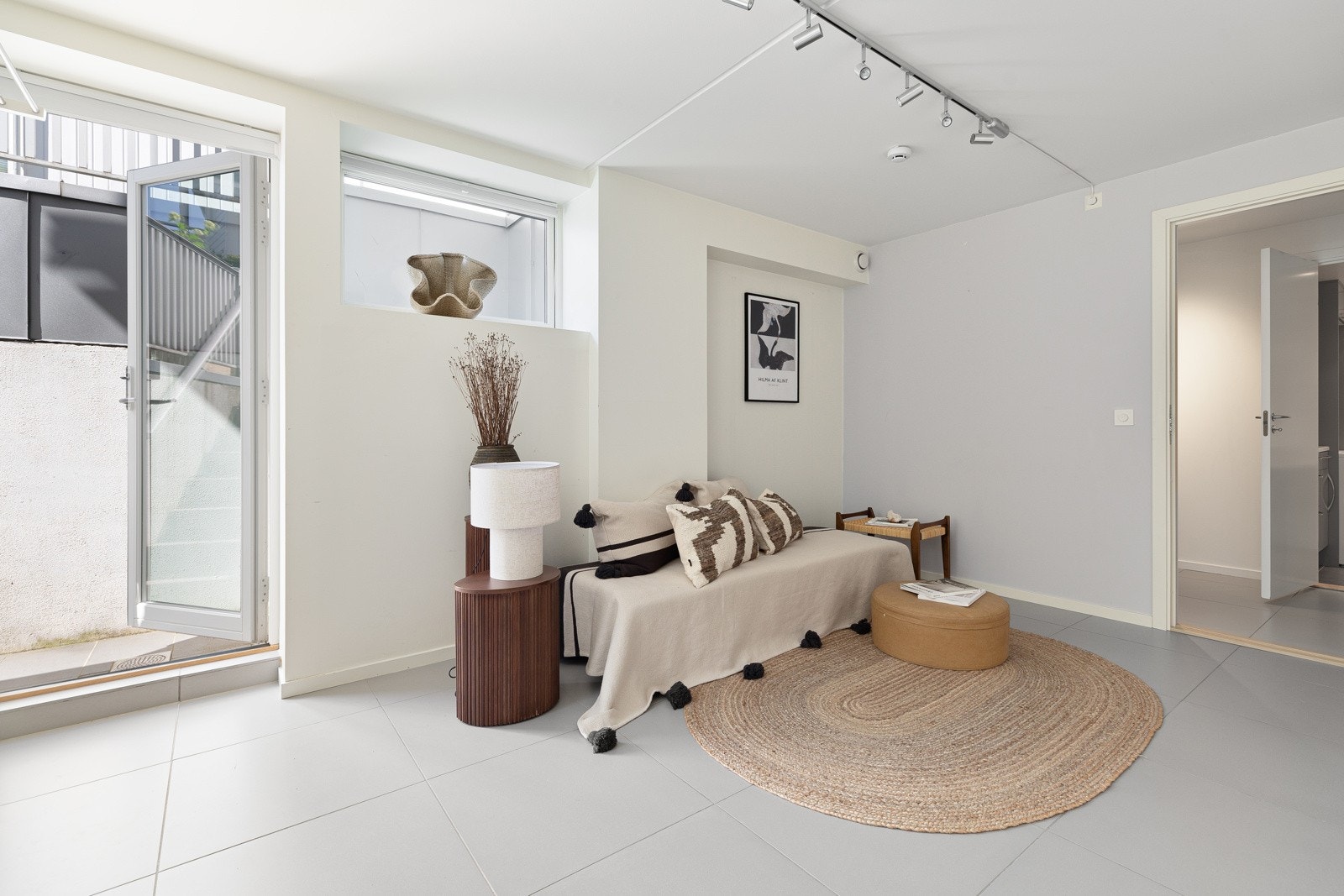 Stuen har god plass til seng av generøs størrelse eller sovesofa og spisebord Galleribilde