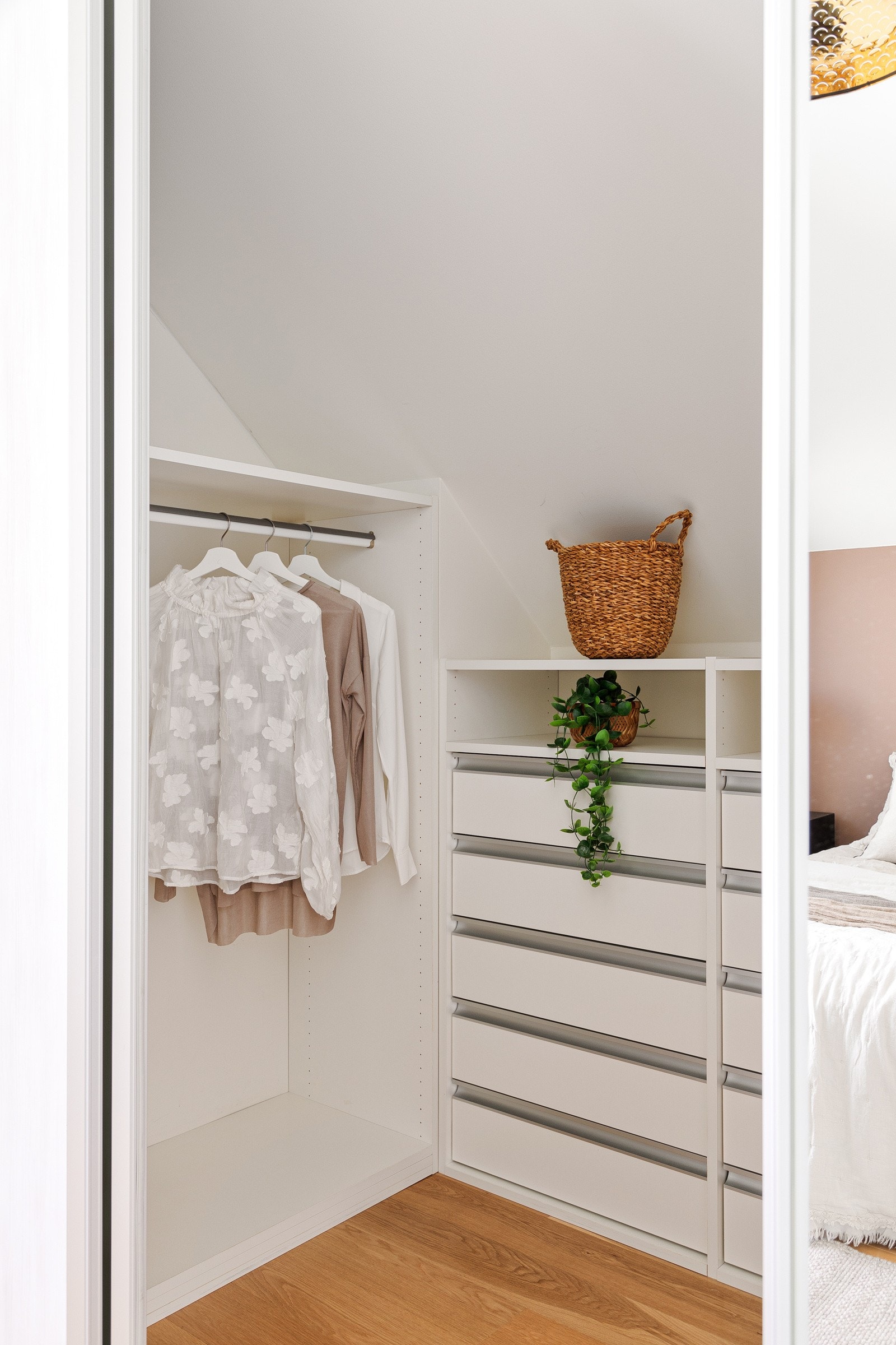 I tilknytning til hovedsoverommet er det et romslig walk-in-closet med gode lagringsmuligheter Galleribilde