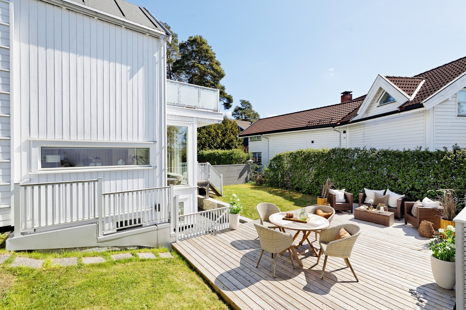 Tomten gir en eksklusiv følelse med beplantning, grønne områder, terrasseplatting og skjermet følelse Galleribilde