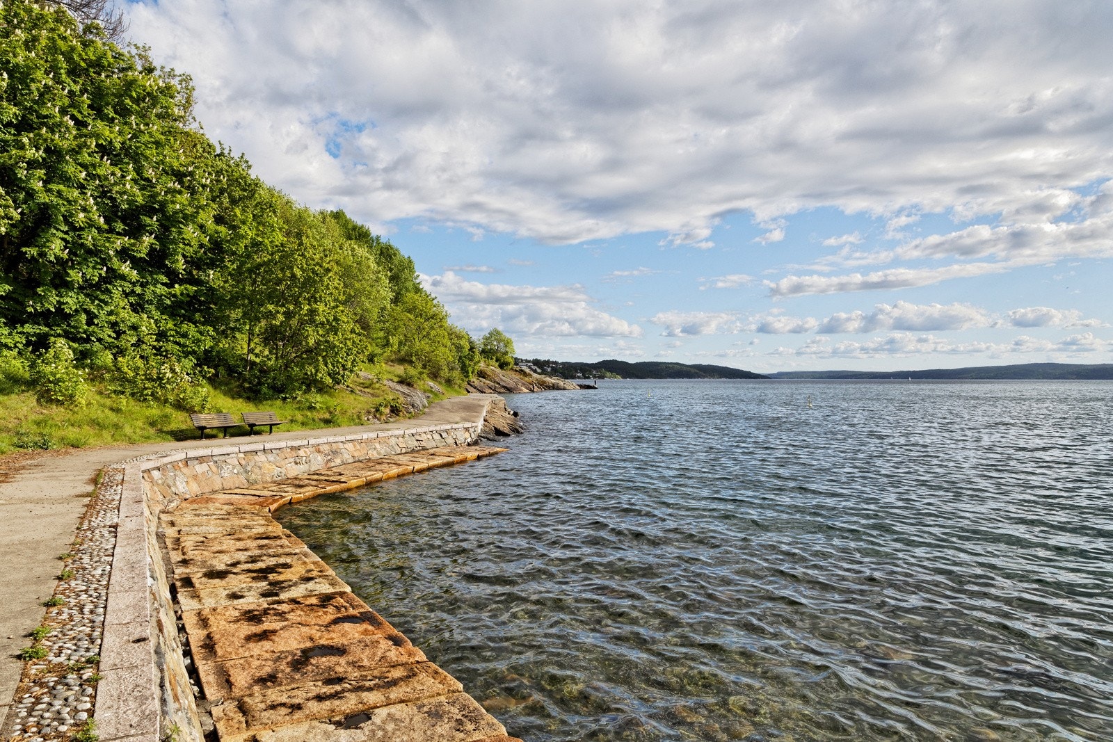 I nærområdet er det en rekke populære badeplasser som bl.a. Nordstrand Bad og Sæterstrand. Galleribilde