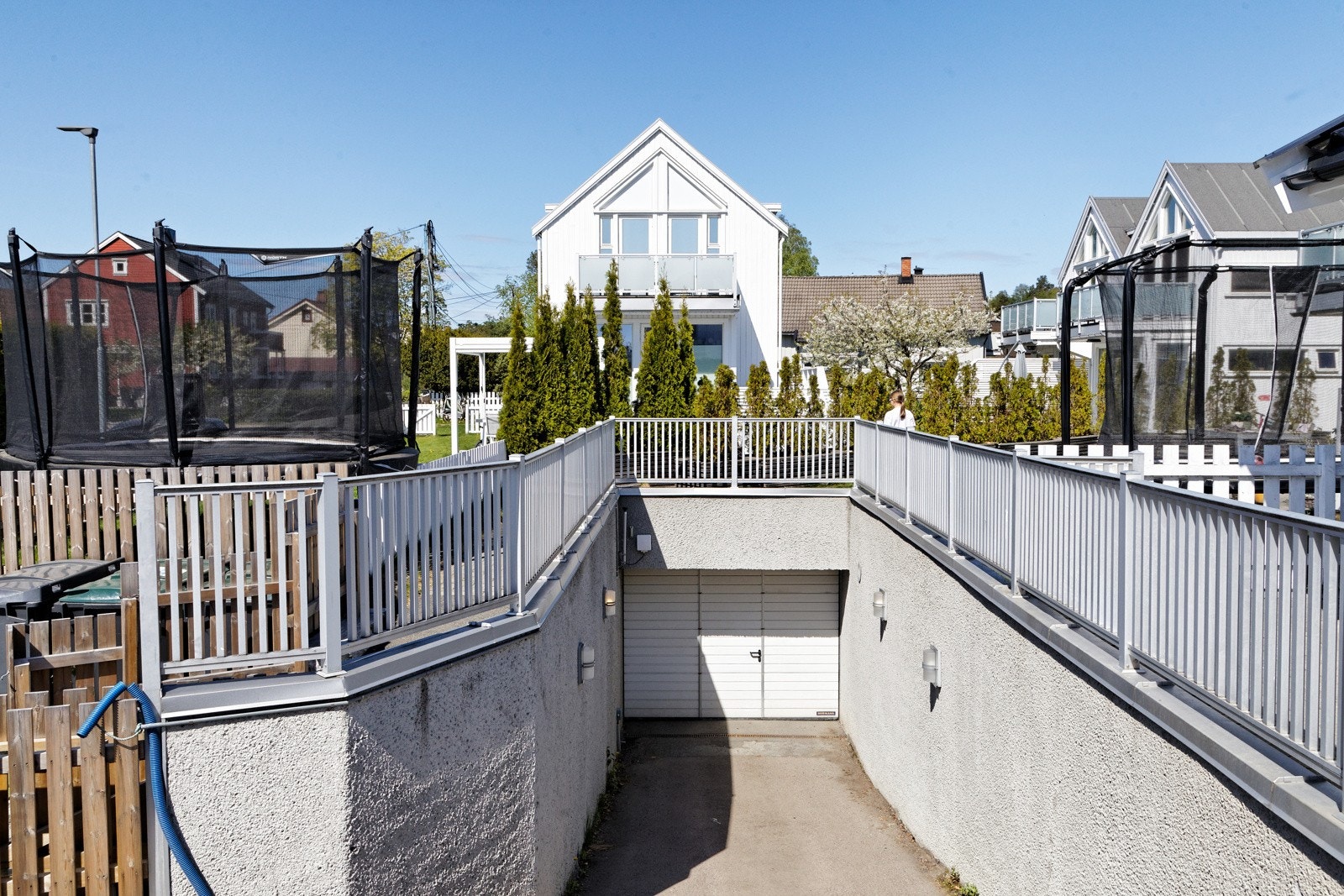 Biloppstillingsplass ute og egen garasjeplass i fellesgarasje med elbil-lader, her er det også bod Galleribilde