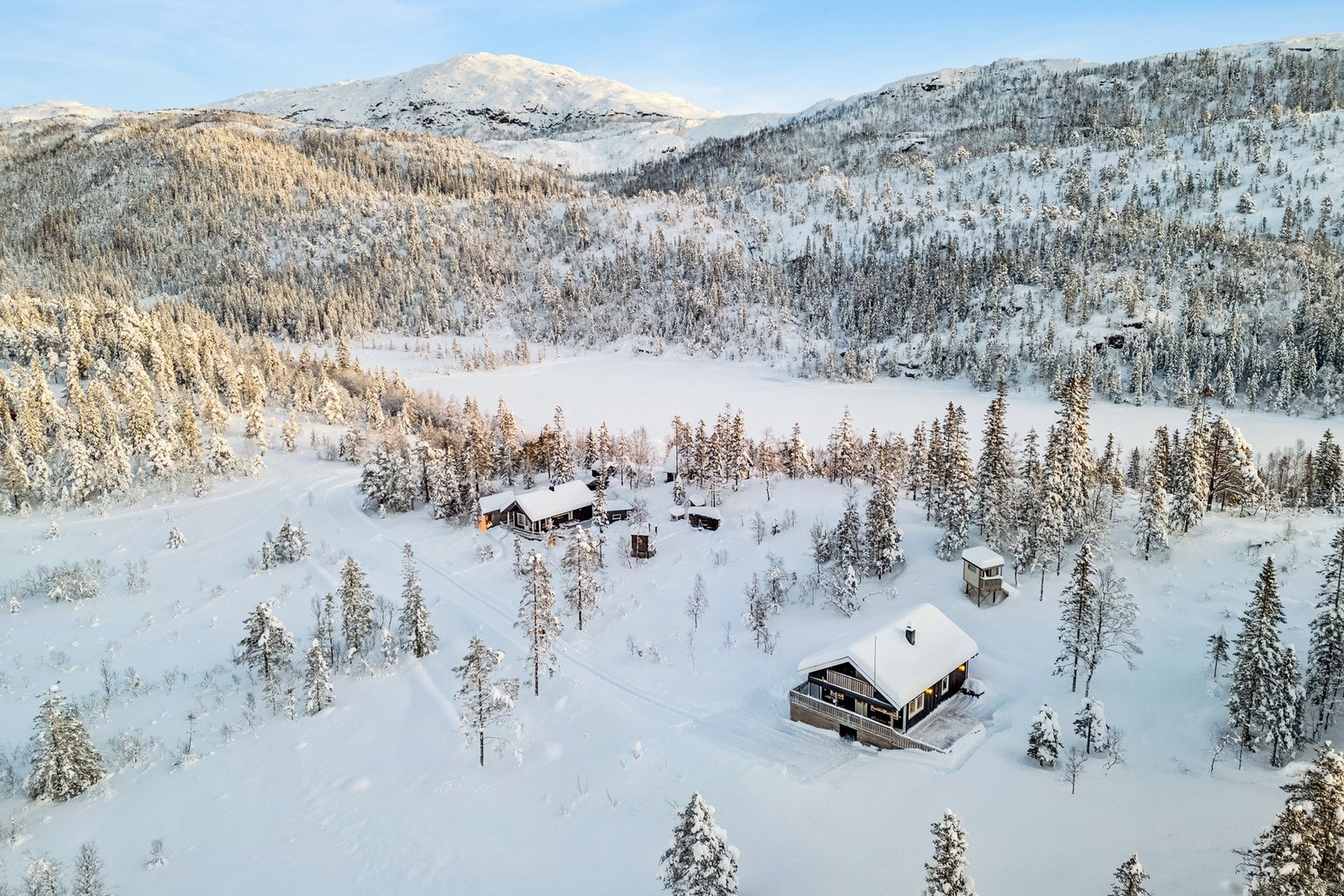 Ellers ligger hytten godt skjermet, med kun et par hyttenaboer like ved Galleribilde