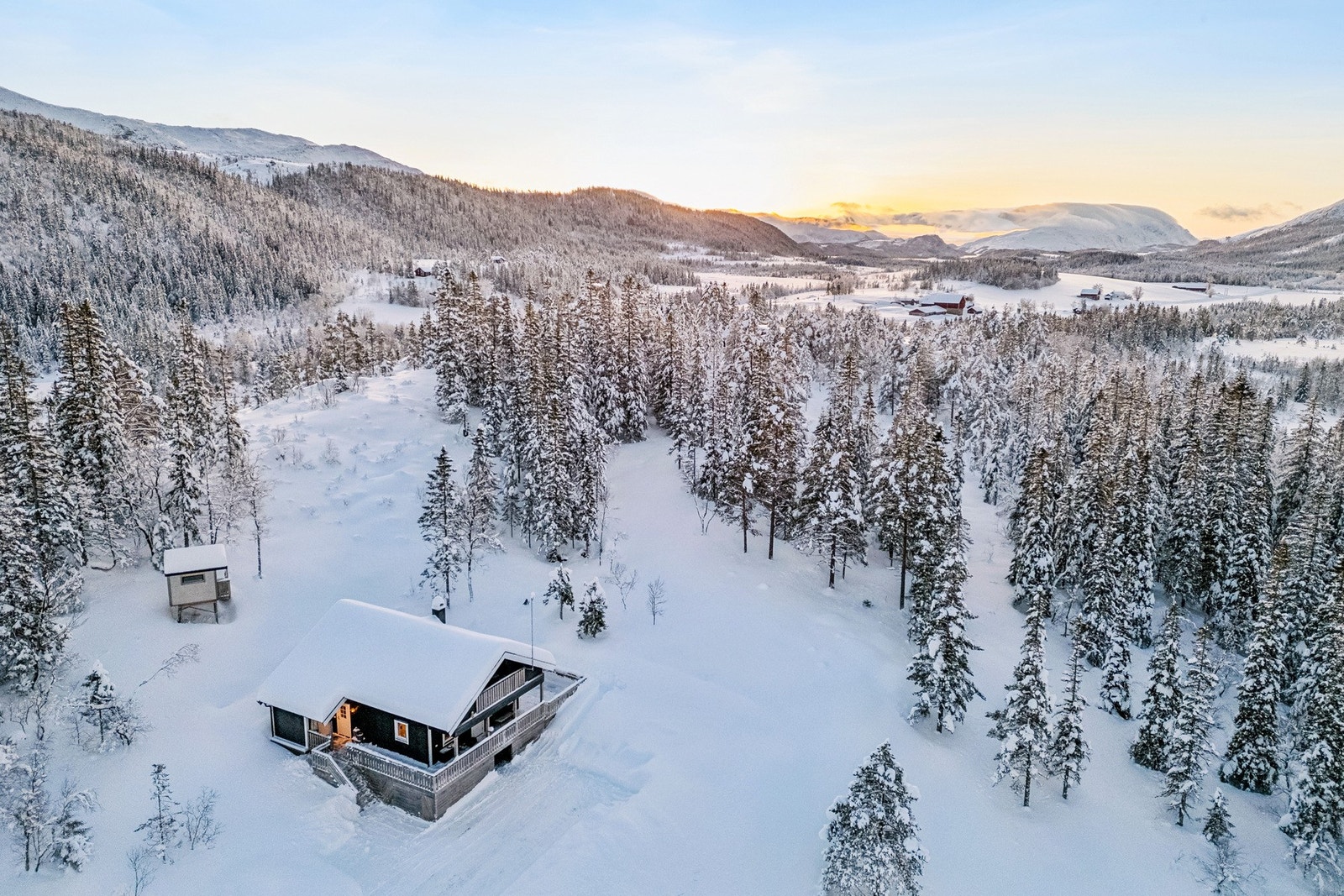Dette er unik mulighet for deg som vil ha hytte som kan brukes på sommertid vell som vinterstid Galleribilde
