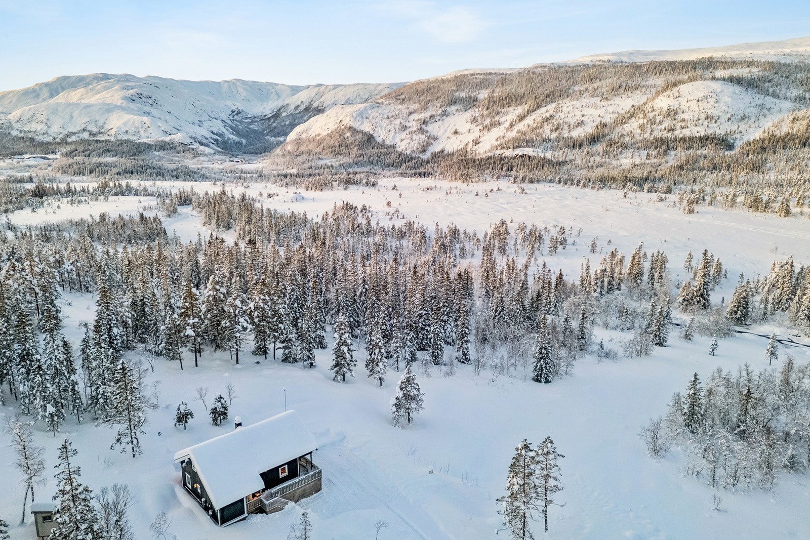 Området er også et eldorado for fjellturer, bading og fiske i elver og vann, samt mye mer Galleribilde