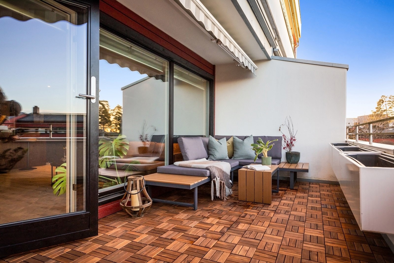 Terrasse på 13 kvm med ettermiddag- og kveldssol i rolige omgivelser Galleribilde