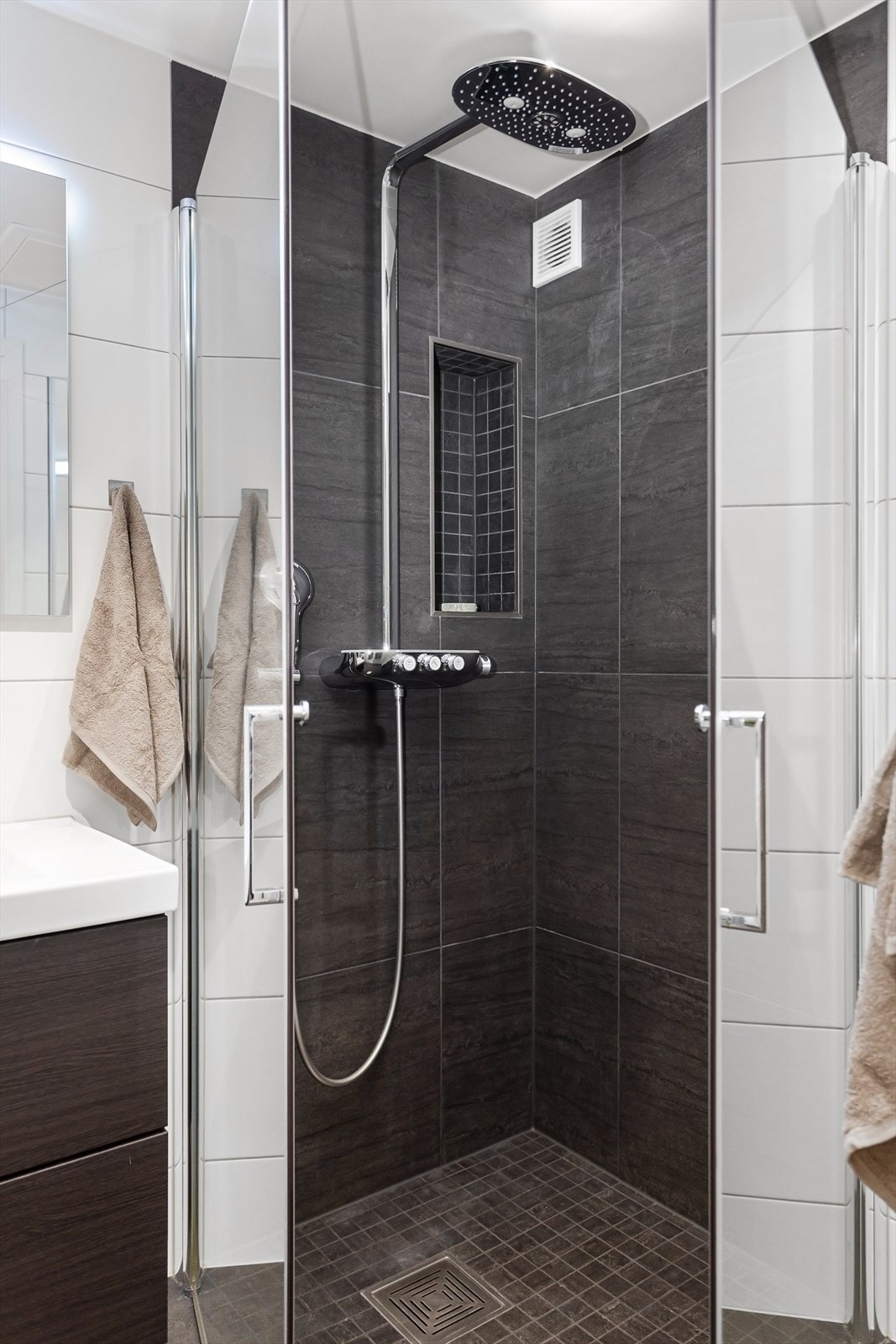 Dusjsone med glassdører, varme i gulv Galleribilde