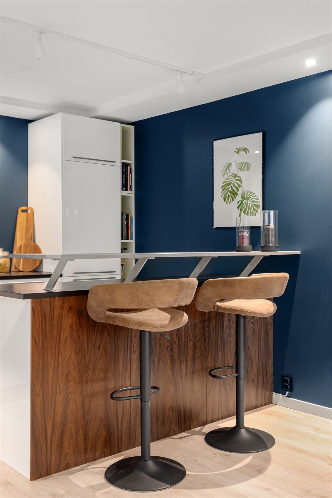 Kjøkkenøy med skap plass og sittegruppe Galleribilde