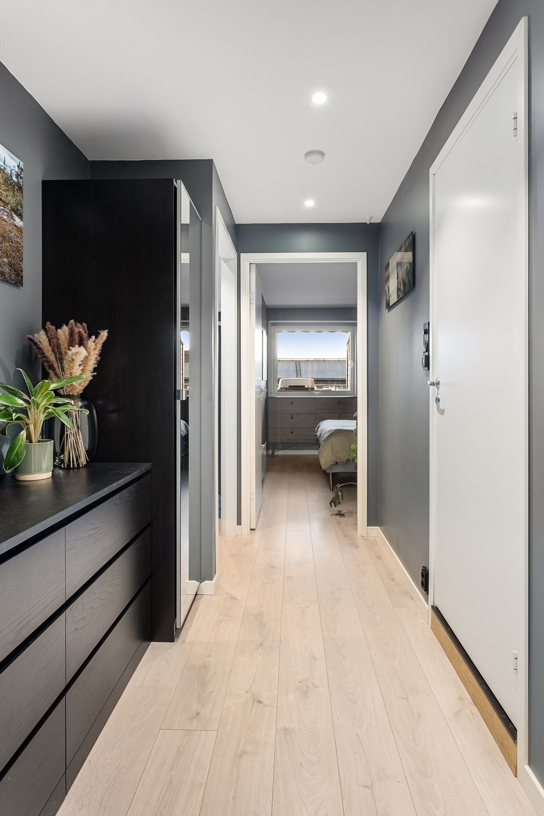 Entre med kommode som følger med boligen. Plass til oppheng av yttertøy Galleribilde