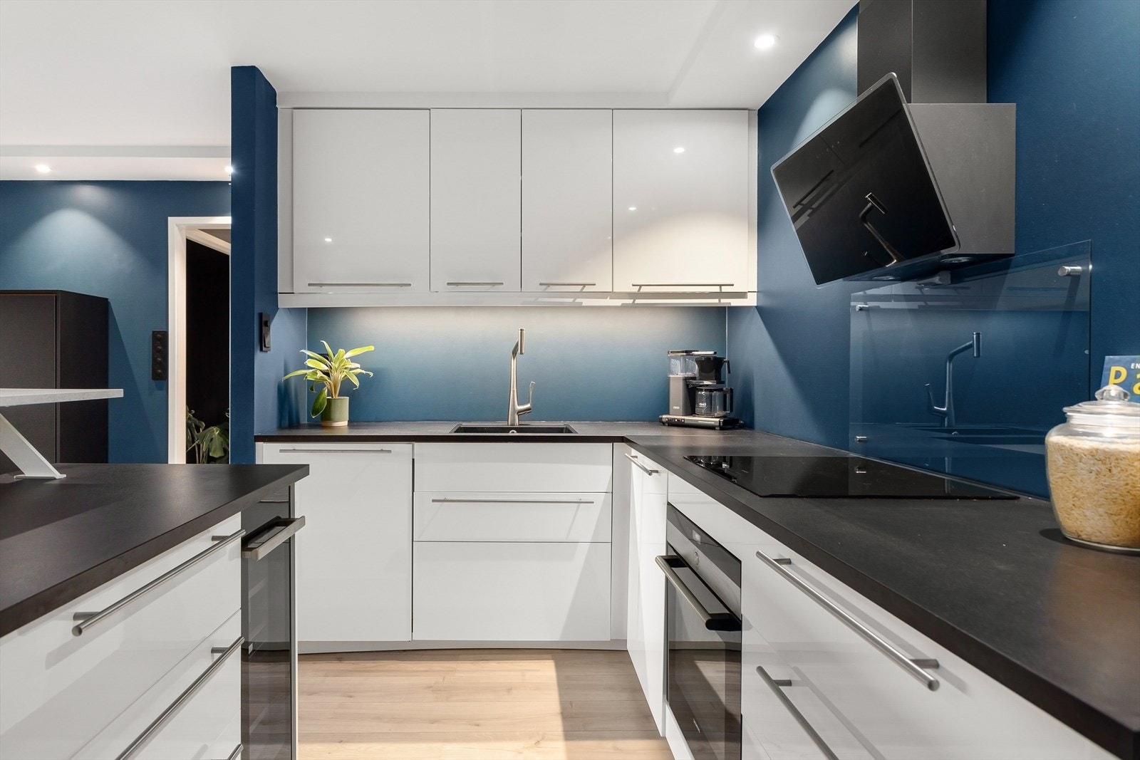 Kjøkkenet er fra 2018 og har moderne hvitevarer som følger med boligen Galleribilde