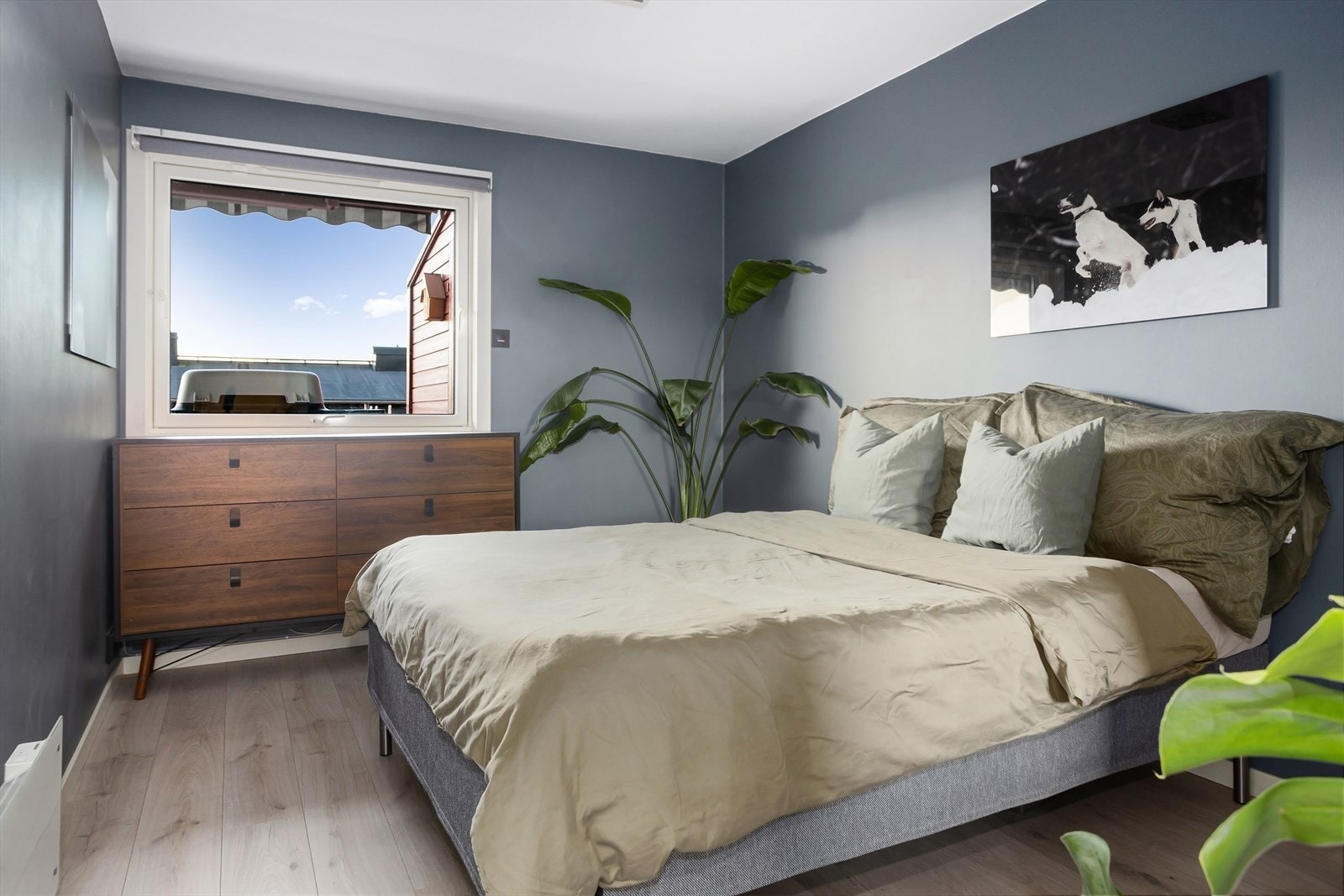 Soverom med plass til dobbeltseng og hjemmekontor Galleribilde