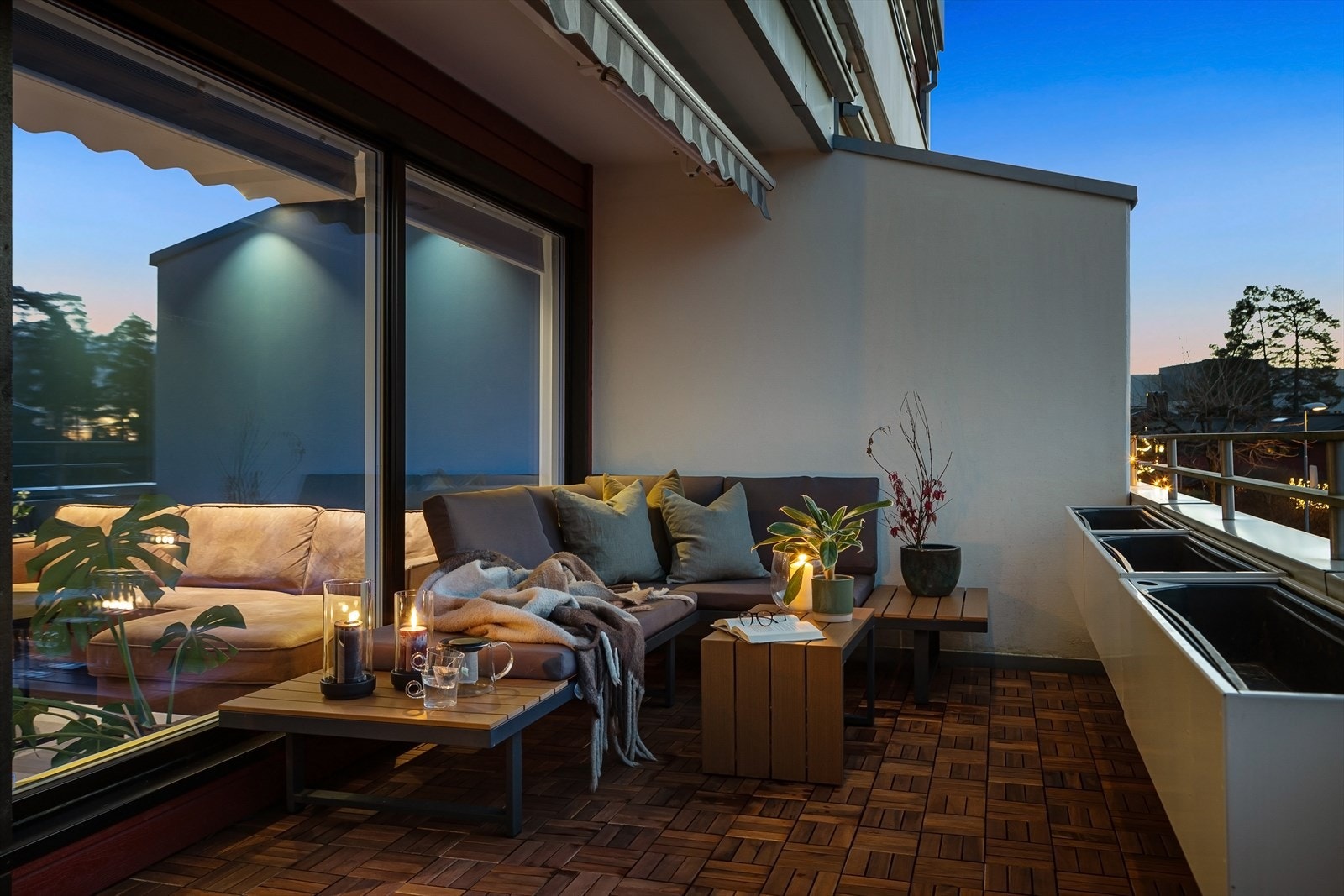 Skjermet og rolig terrasse på kveldstid Galleribilde