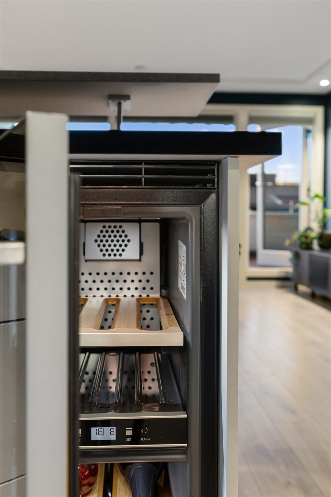 Vinskap i tilknytning til kjøkkenøyen Galleribilde