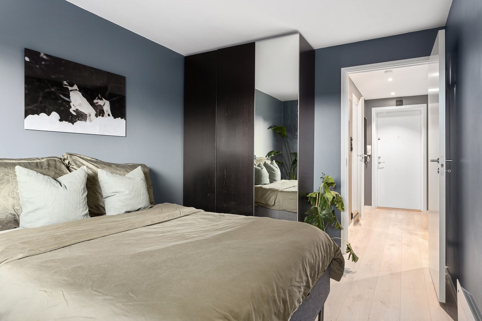 Høyskap i soverom følger med boligen Galleribilde