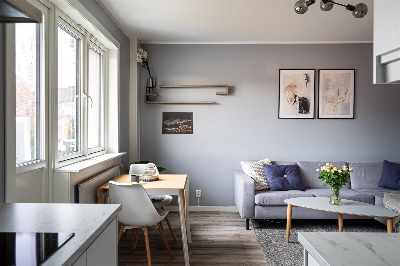 Et hyggelig og sosialt oppholdsrom med moderne overflater. Galleribilde