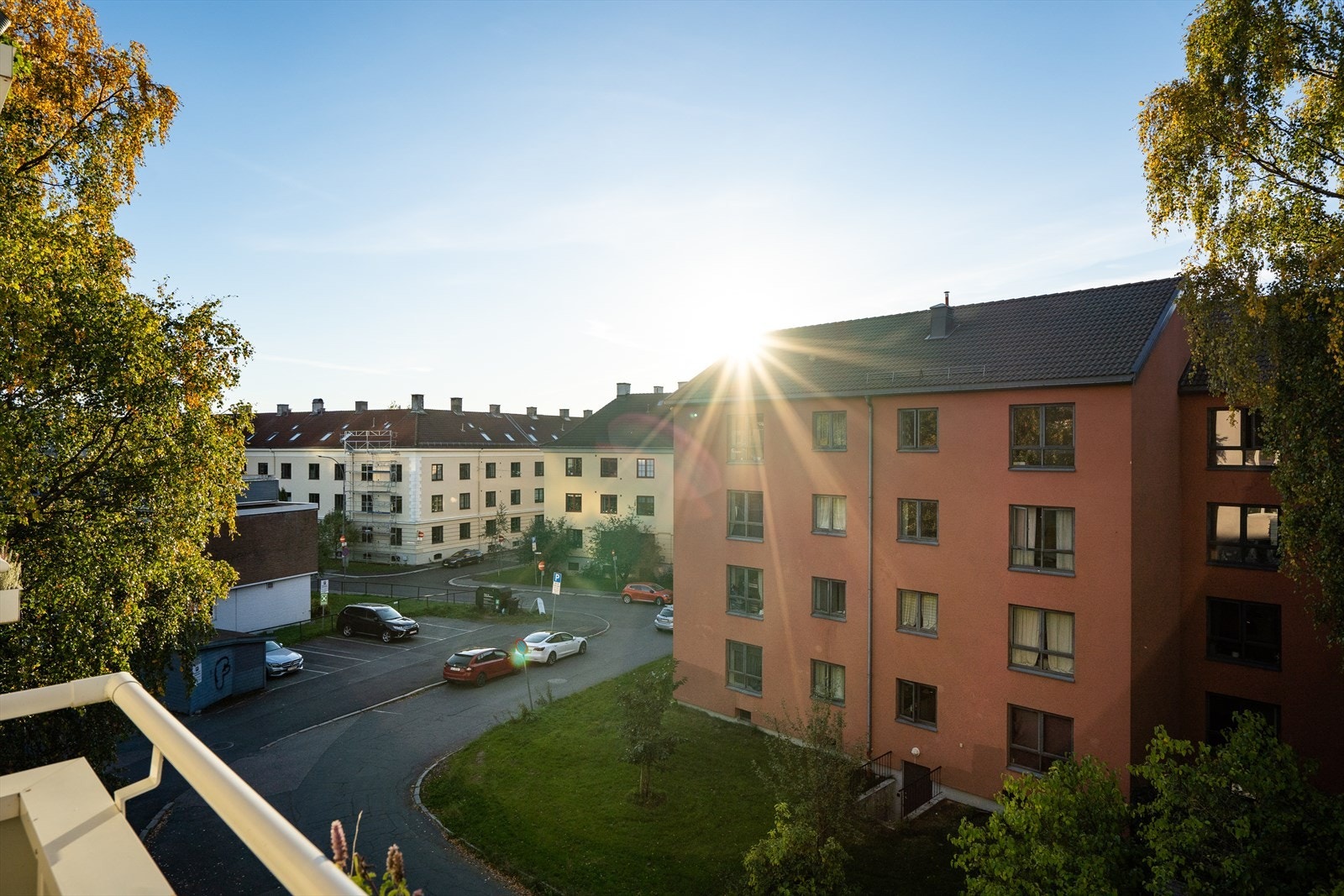 Herfra har du hyggelig utsyn mot nabolaget. Galleribilde