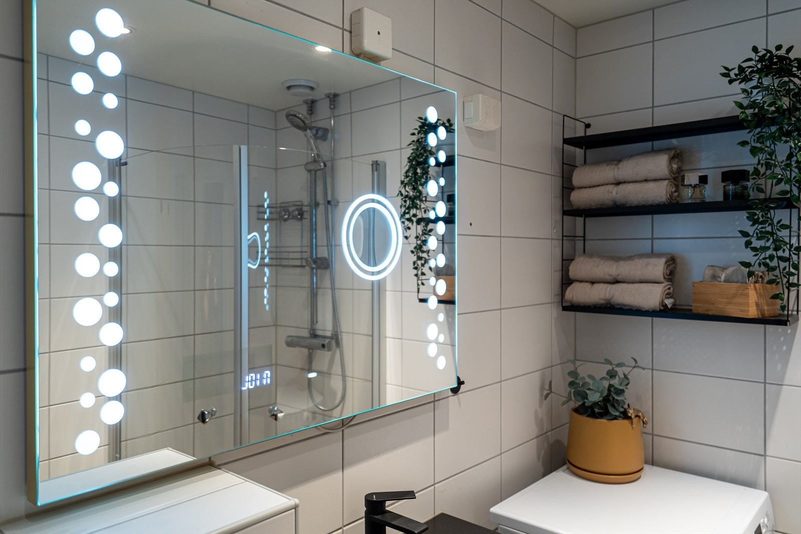 Rommet har svært gode lysforhold med downlights i taket og speil med touch funksjon for justering av belysning. Galleribilde