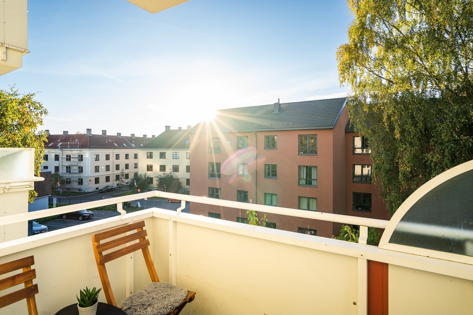En attraktiv og moderne 3-romsleilighet, med vestvendt balkong og kort vei til det meste. Galleribilde