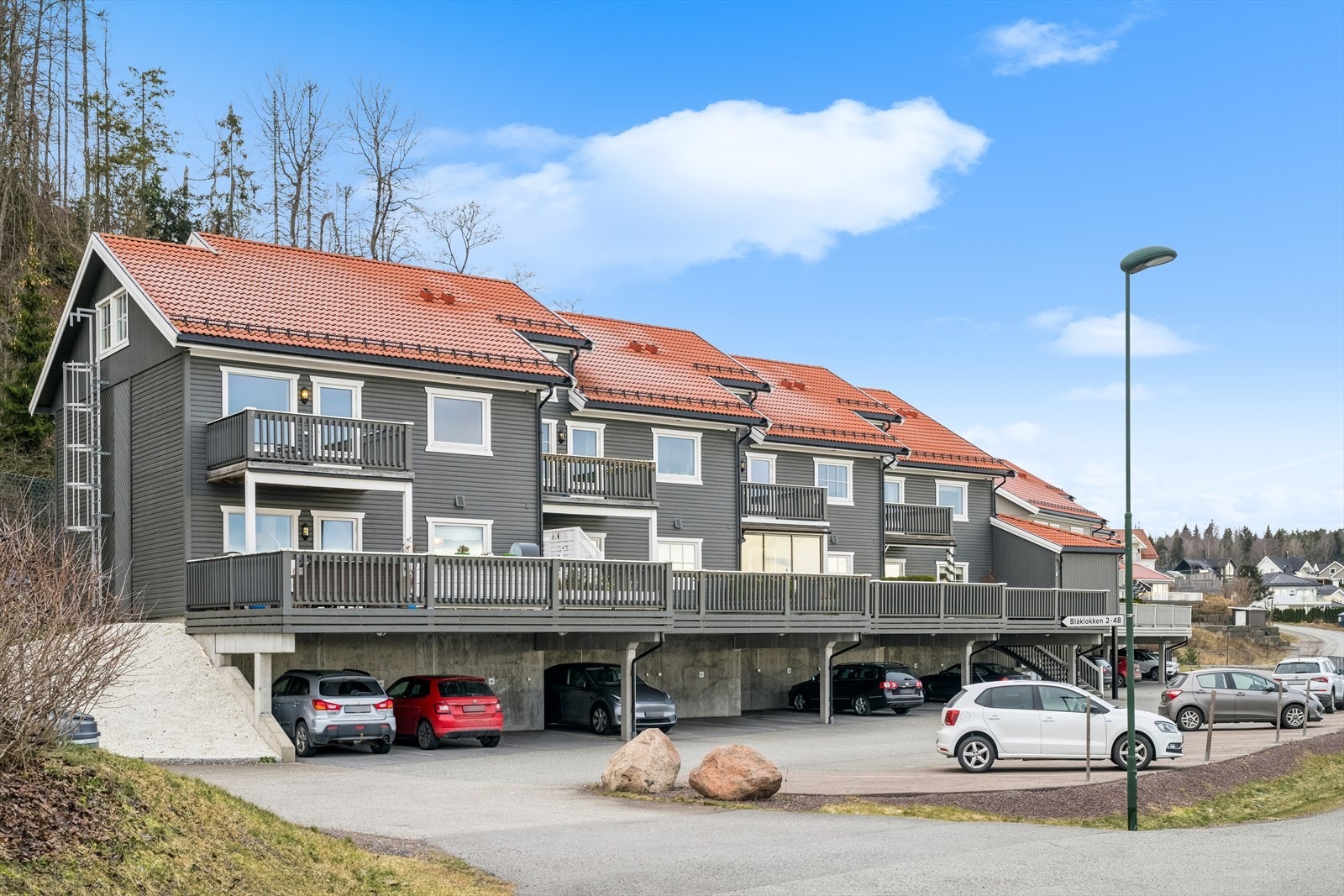 Boligen har en fin beliggenhet med kort vei til barneskole, barnehage og flotte turområder Galleribilde