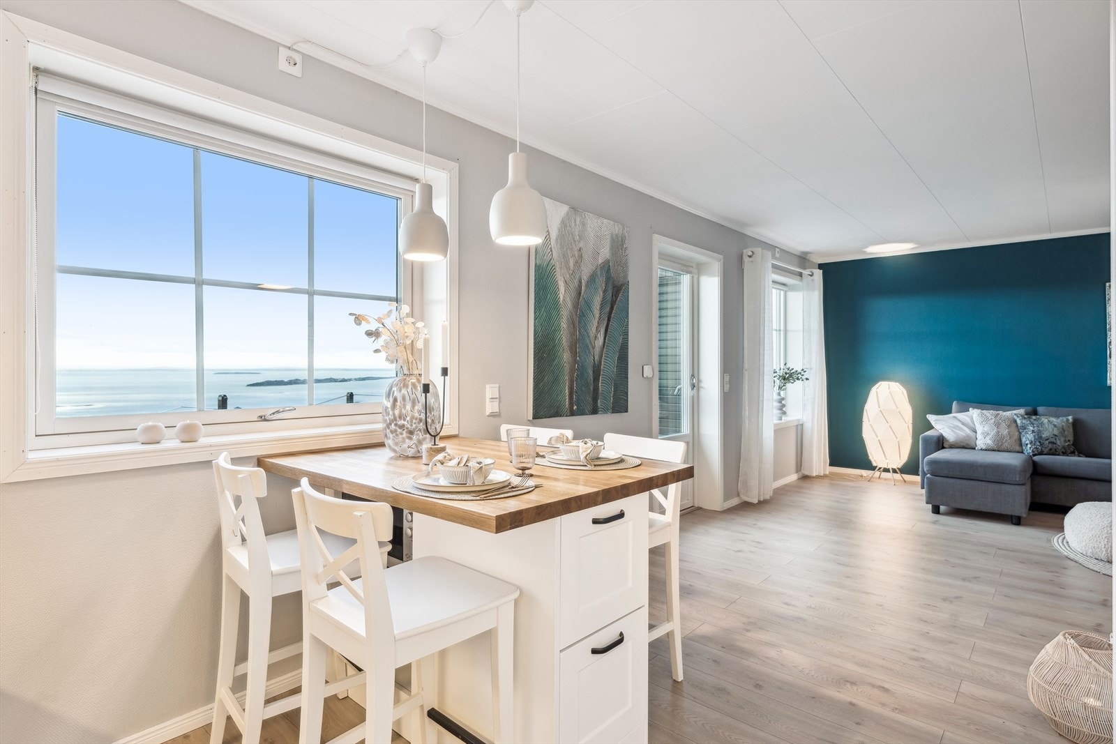 Flott sjøutsikt fra den hyggelige sitteplassen Galleribilde