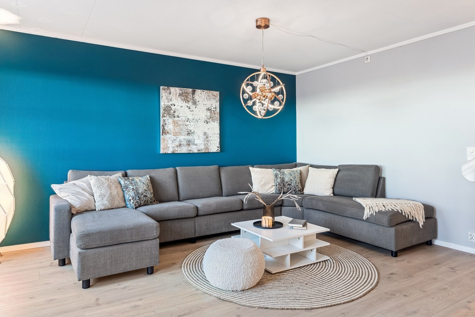 Her er det god plass til stor sofa Galleribilde