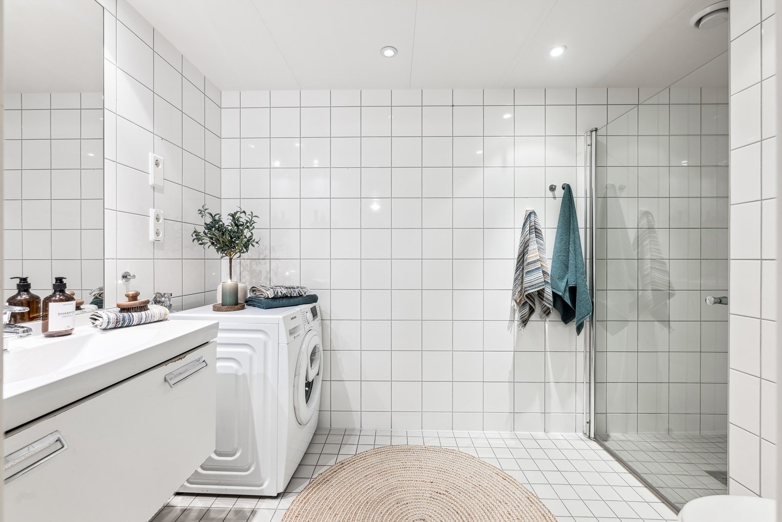 Badet i hovedetasjen har dusjnisje, wc og opplegg for vaskemaskin Galleribilde