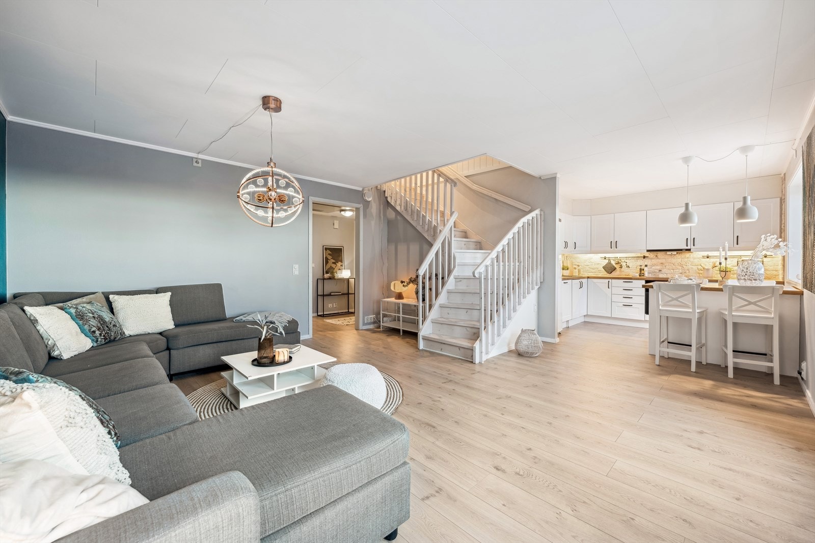 Koselig kjøkken og stue i åpen løsning Galleribilde