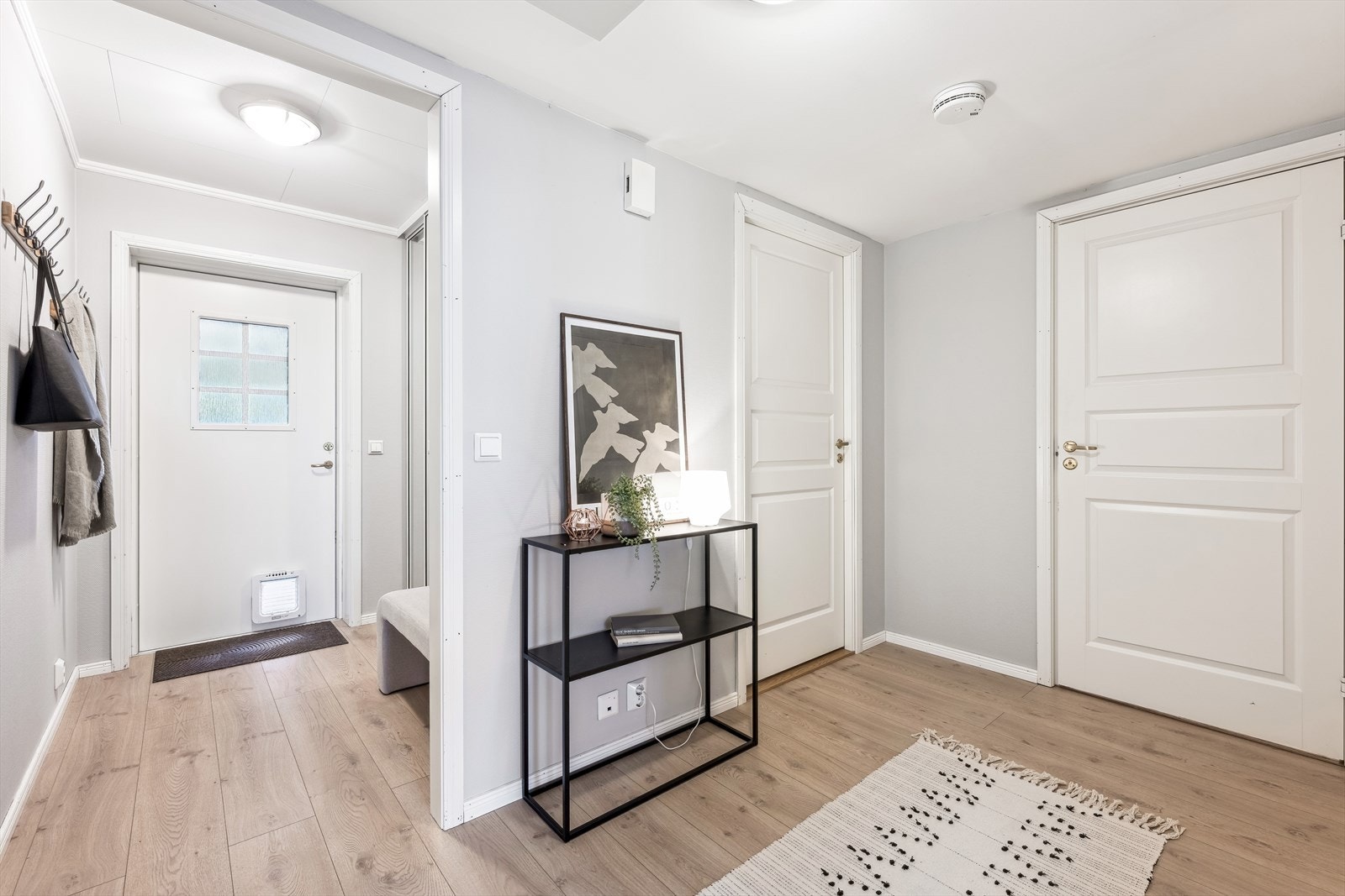 I vindfanget er det skyvedørsgarderobe med plass til å henge av seg yttertøy. I gangen er det god plass til kommode Galleribilde