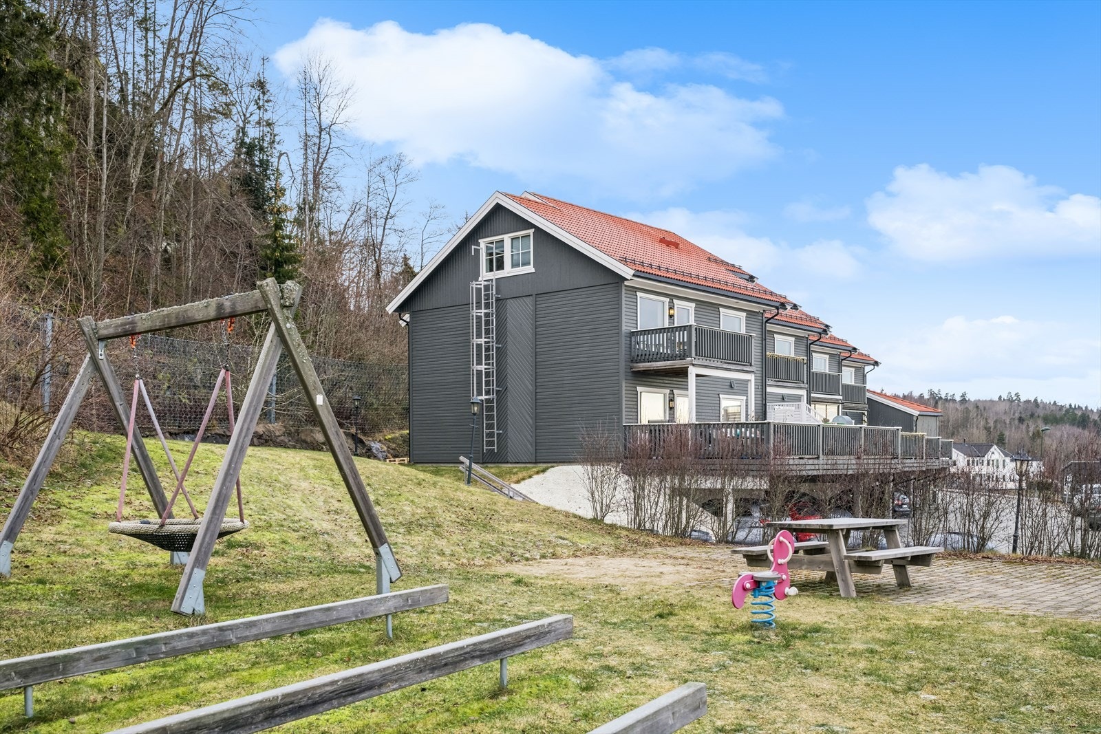 Hyggelig lekeareal for barna på sameiets tomt Galleribilde