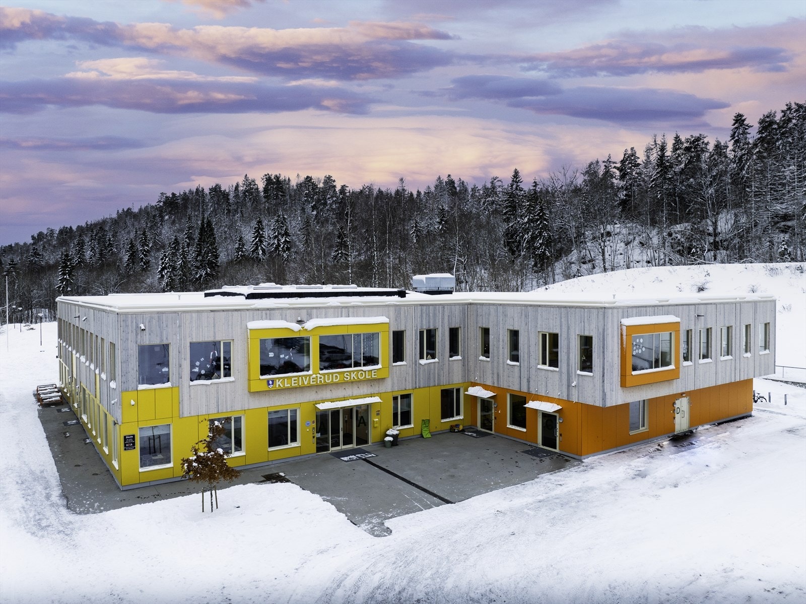 Kleiverud barneskole ligger ca 450 m fra leiligheten - trygg skolevei/blindvei Galleribilde