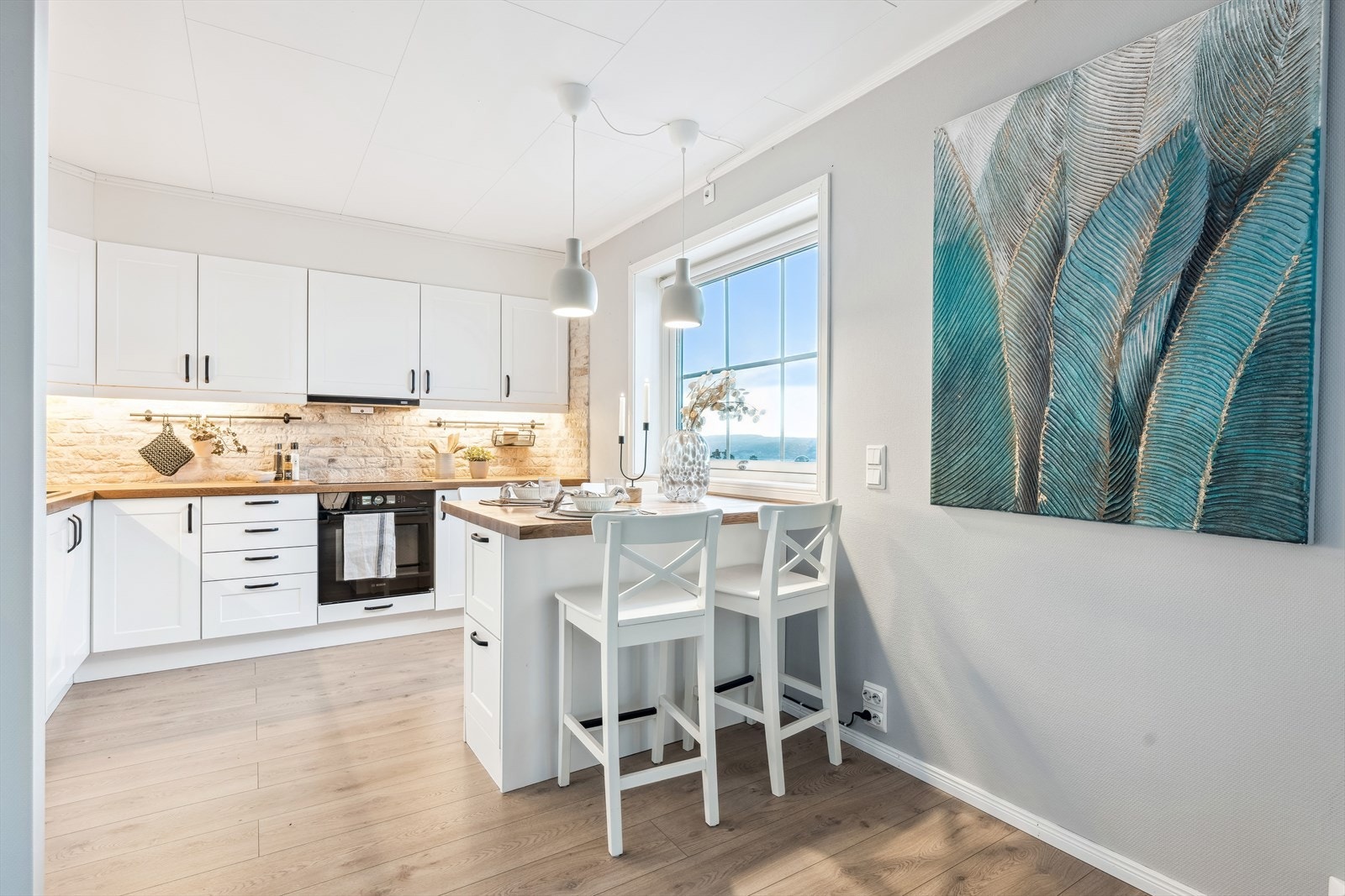 Integrerte hvitevarer og frittstående kjøleskap medfølger Galleribilde