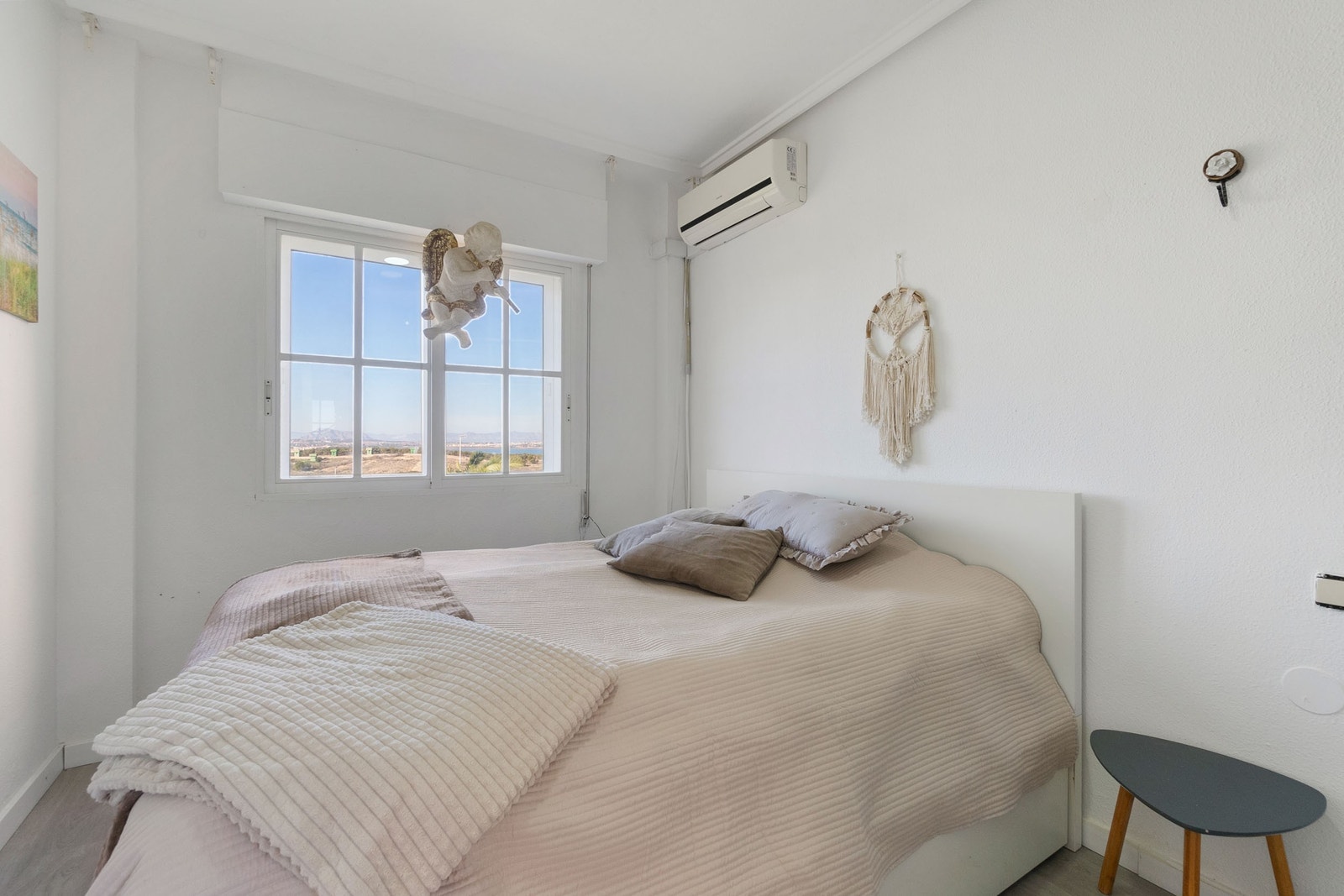 Stort soverom med garderobe Galleribilde