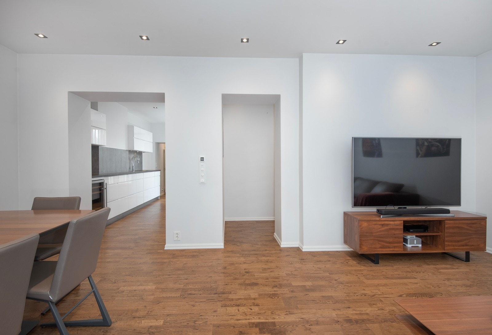 Gulvflatene er belagt med parkett, i hvit himling er det et spotter og innfelte høytalere som er basert på Sonos anlegg. Galleribilde