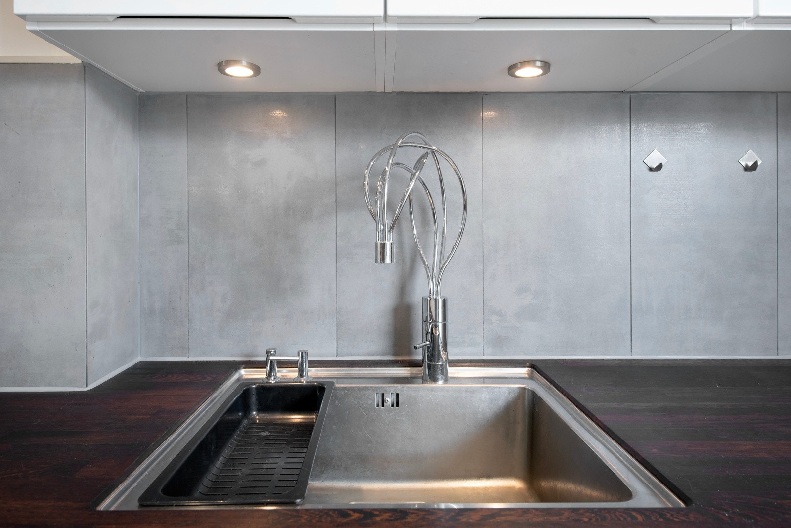 Underlimt oppvaskkum med design armatur. Spotter under overskap. Galleribilde