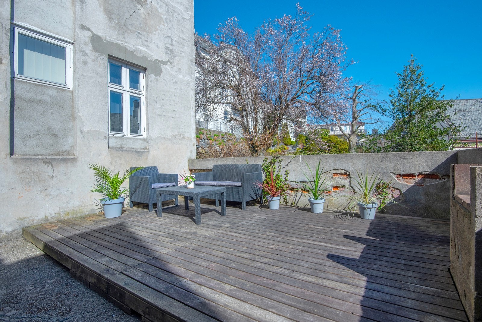 I bakgården er det en felles terrasse. Sentralt, men likevel stille og fredelig. Galleribilde