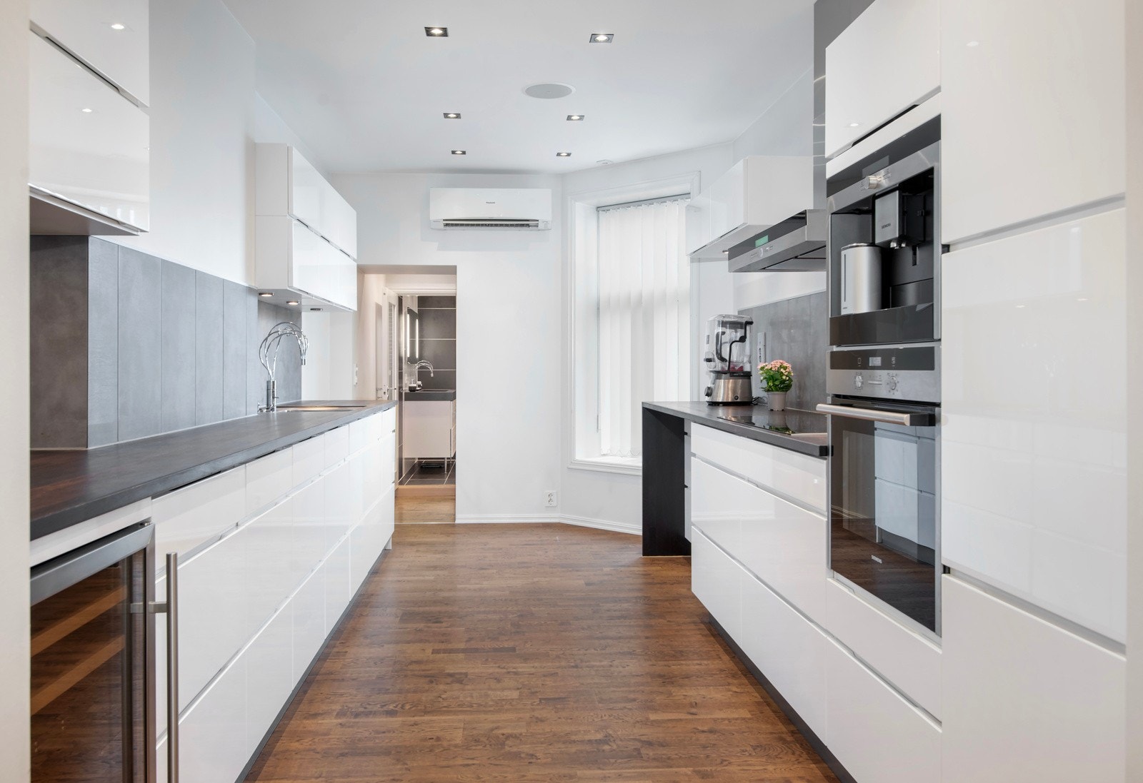 Et innholdsrikt og velutstyrt kjøkken med innredning på to vegger. Varmepumpen gir en jevn temperatur og er energieffektiv. Galleribilde