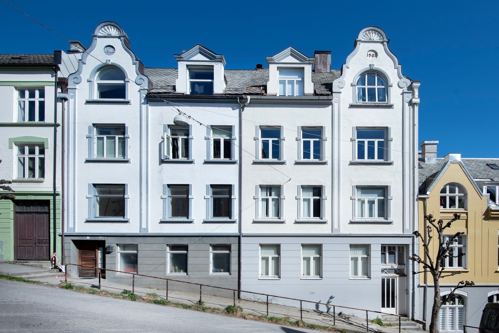 Dette er en flott selveierleilighet som ligger i 1.etasje i denne jugendsstilsbygården fra 1906. Galleribilde