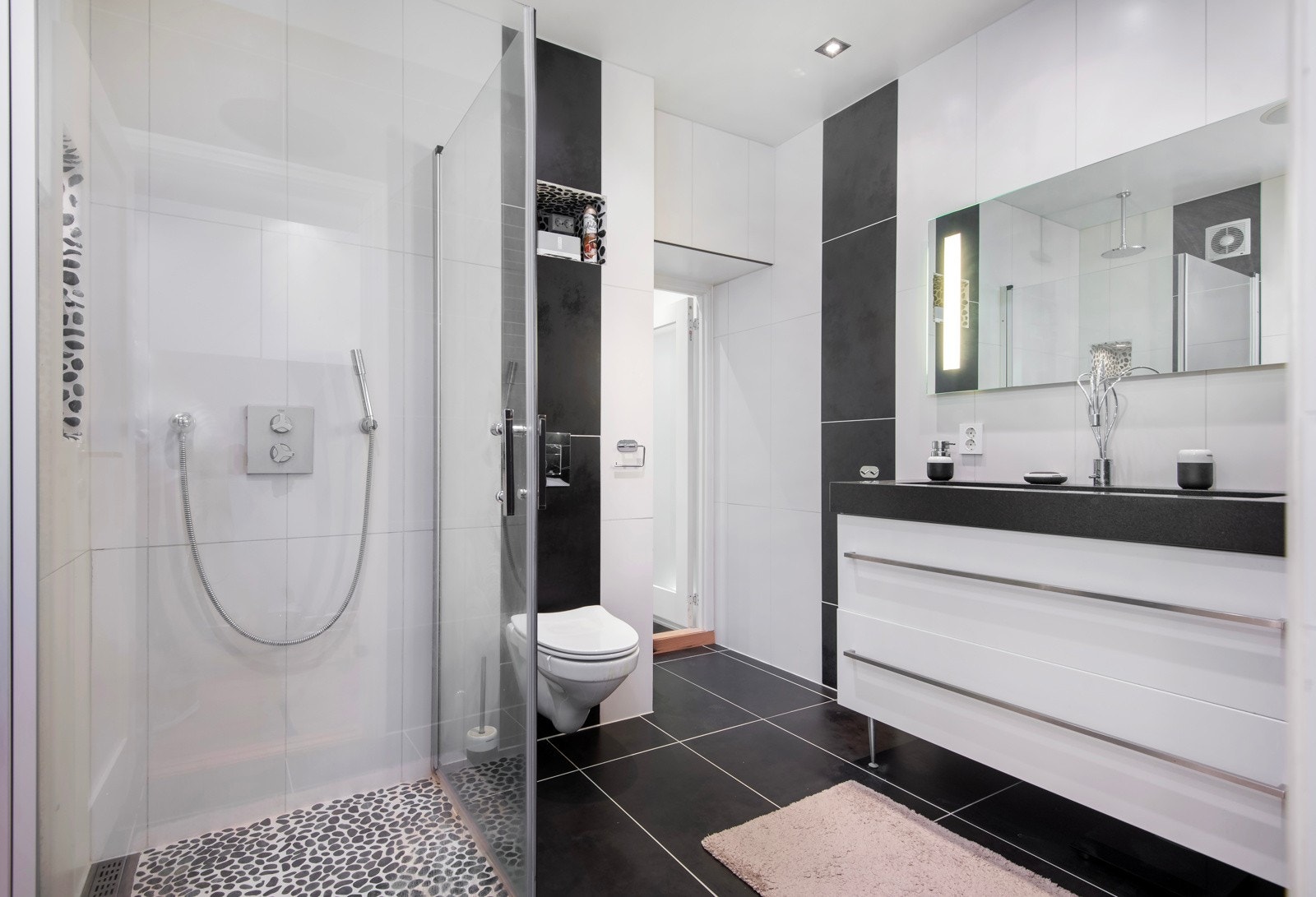 Innredet med dusjhjørne, vegghengt toalett - Galleribilde