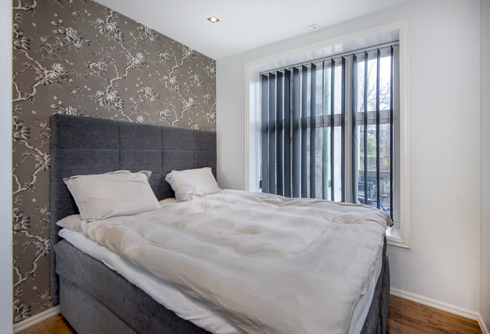 Hovedsoverommet har fin størrelse med god plass til dobbeltseng og nattbord. Galleribilde