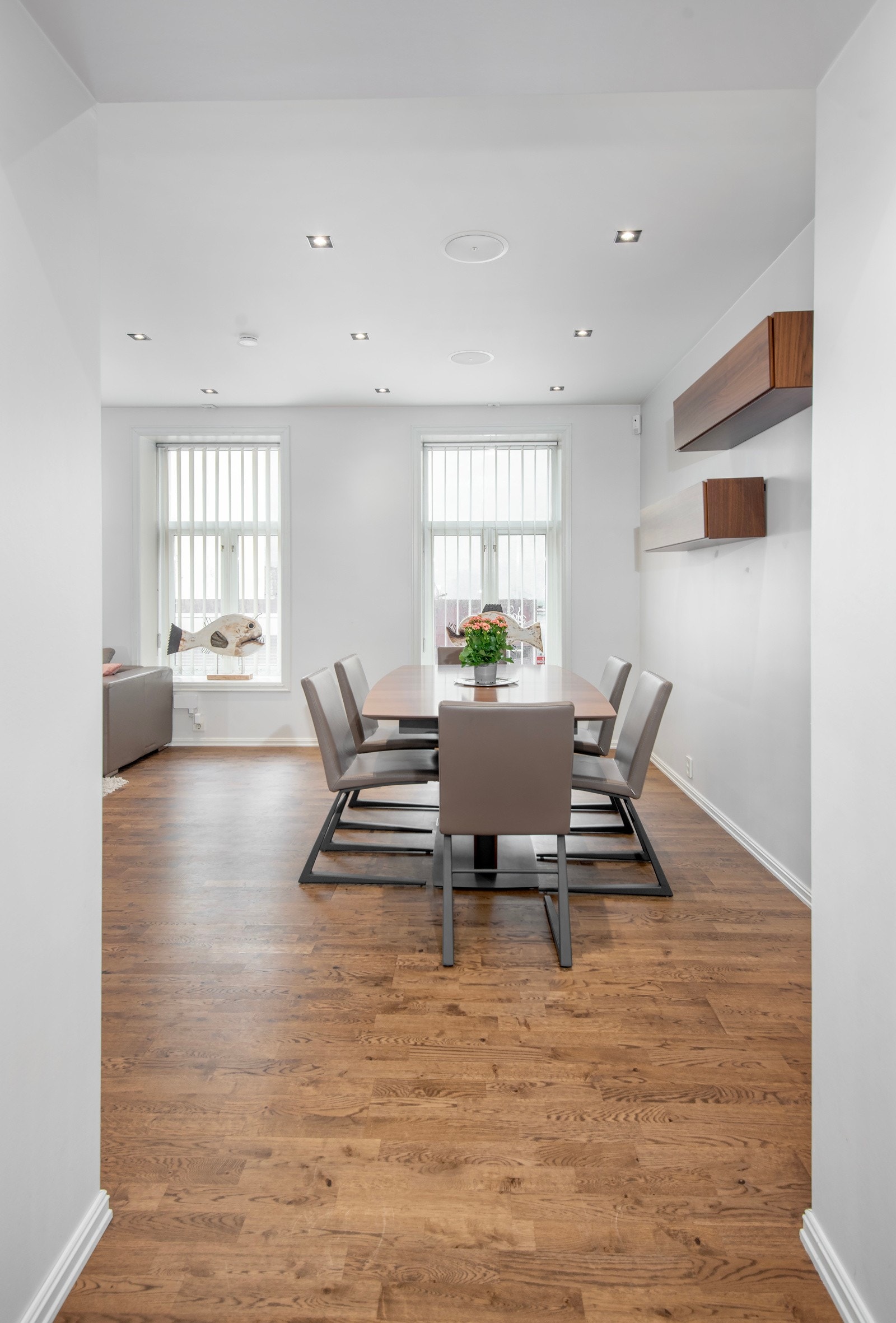 Kjøkken ligger i delvis åpen løsning til stuen. Galleribilde