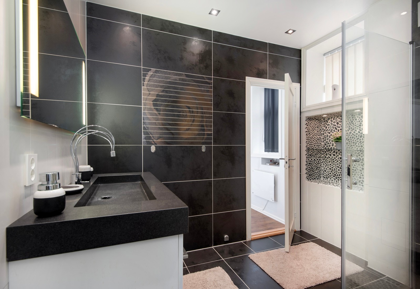 Fint helfliset bad med varmekabler fra 2009. Galleribilde