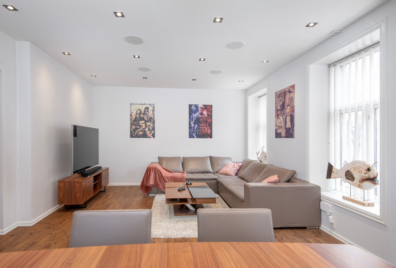 Stuen er inndelt i ulike soner og har en naturlig sofadel - Galleribilde