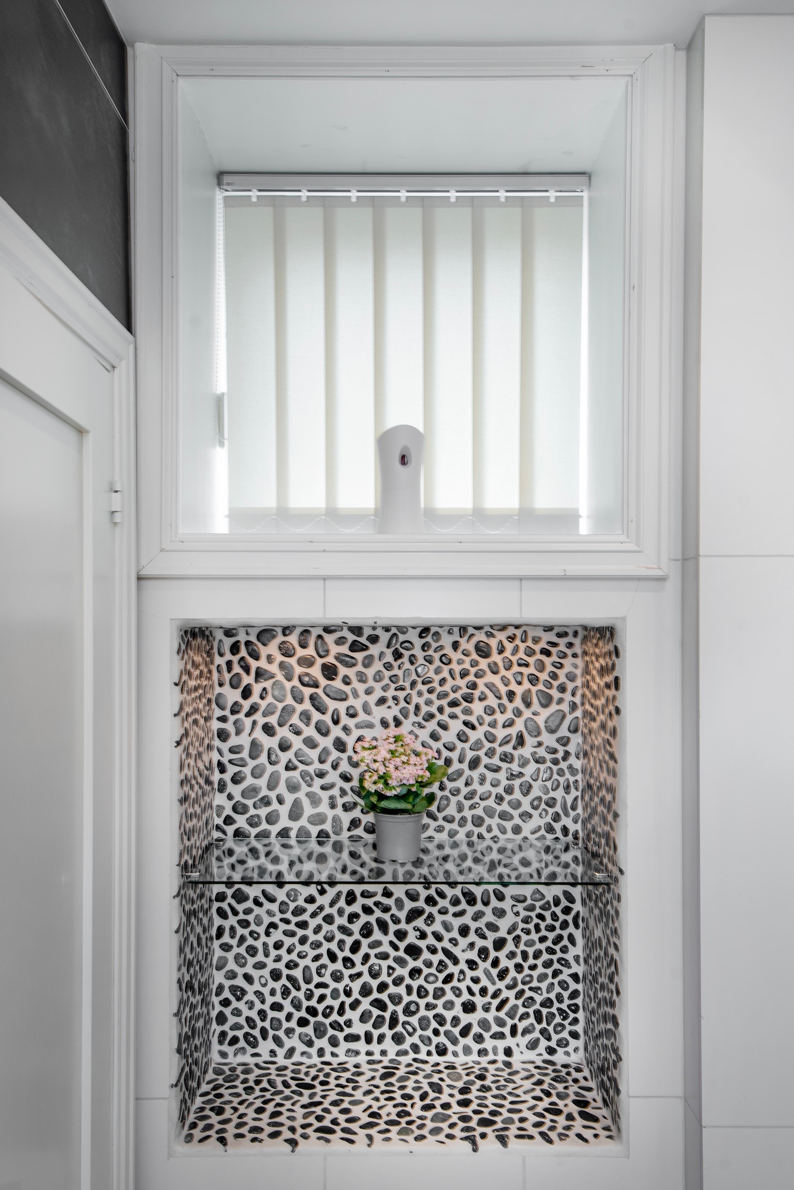 Badet har innfelte nisjer i veggene. Den største nisjen har spotter og glasshylle. Galleribilde